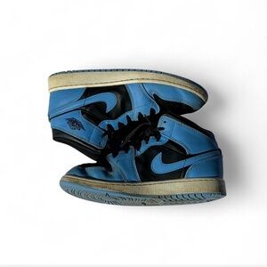 Youth Nike Air Jordan 1 Mid trainers in black and blue #basketball